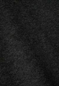 Czarna wełniana tkanina o miękkiej, puszystej teksturze; lekko melanzowa aparycja, ukazująca różnorodność ciemnych odcieni. Nadaje się zarówno do odzieży, jak i tapicerki.