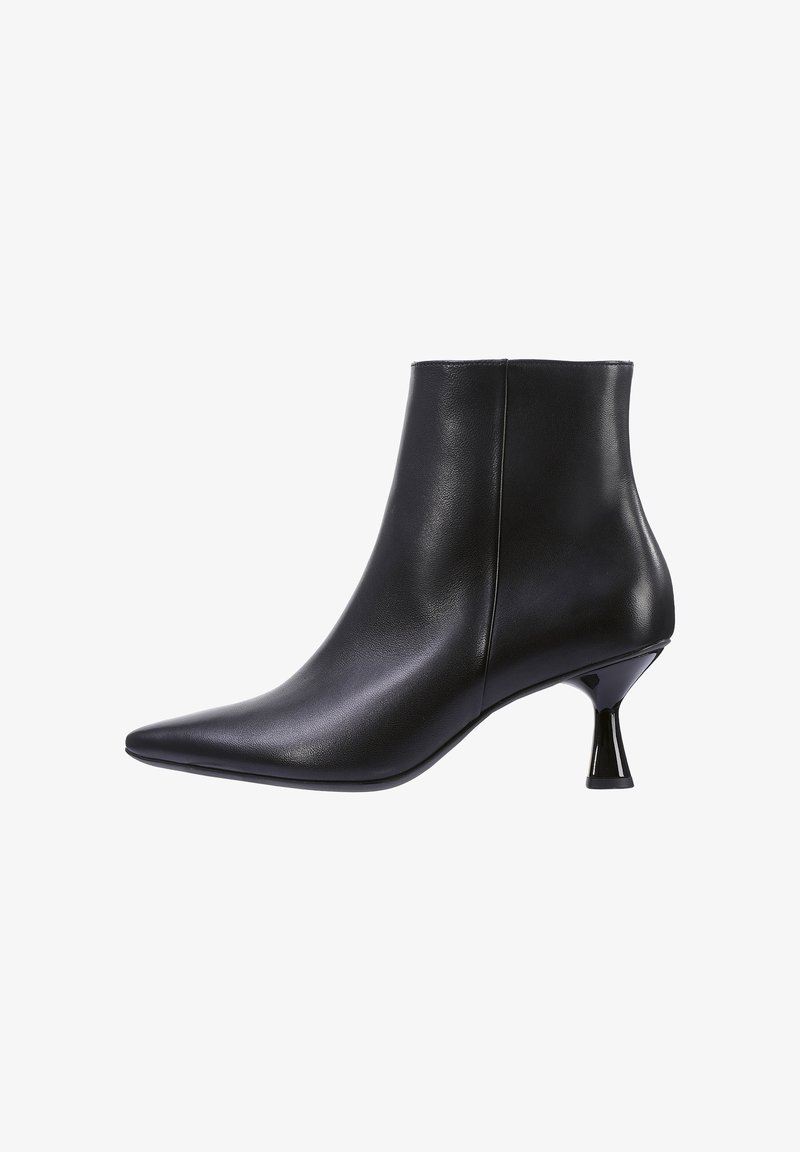 Czarne skórzane botki za kostkę z szpiczastym noskiem i błyszczącą, stożkową obcasem. Gładka tekstura z minimalistycznym designem i bez widocznych elementów metalowych.