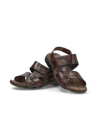 Sandalias de cuero marrón con múltiples diseños de correas, una correa de tobillo ajustable, plantilla texturada y detalles cortados en la parte superior.