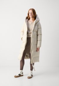 Marc O'Polo PUFFER COAT WITH HOOD SIDE SLITS WITH ZIPPER WELT POCKETS BACKPACK BELTS - Dūnu mētelis - stony sand