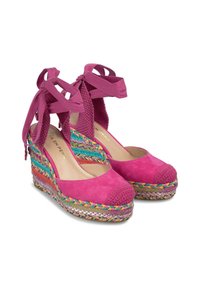 Scarpe con tacco a cuneo in suede rosa, con base intrecciata multicolore, caratterizzate da una punta chiusa con accenti testurizzati e lacci alla caviglia.