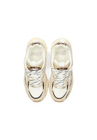 Sneakers bianche e beige con tomaia in mesh texturizzato, dettagli neri e lacci decorati. Presentano un collarino imbottito e la scritta "POSH".