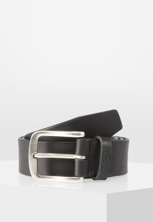 Ceinture en cuir noir avec une boucle rectangulaire en argent, dotée d'une texture lisse et d'une double boucle de maintien, positionnée sur un fond neutre.