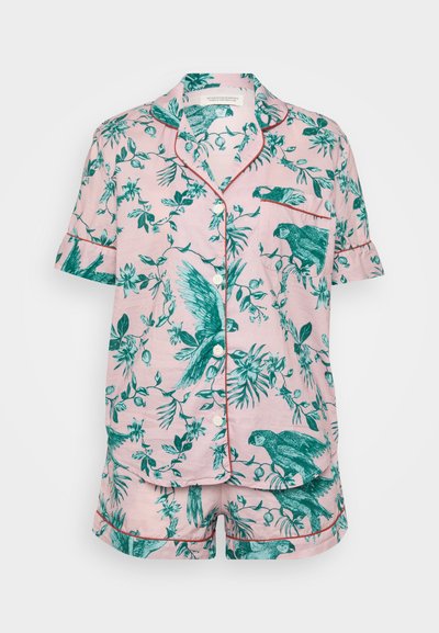 Πιτζάμα κοντομάνικη ροζ με εκτυπώσεις πράσινων πουλιών και λουλουδιών, με κόκκινη επένδυση, κουμπιά και λεπτομέρεια τσέπης στο στήθος.