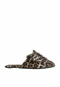 Slipperji s leopardjim vzorcem iz mehkega blaga, s pentljo na sprednji strani, ravnim podplatom in zaobljenim prstom, s odtenki rjave in črne barve.