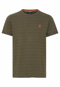 Olivgrünes Baumwoll-T-Shirt mit kurzen Ärmeln, das ein dezentes strukturiertes Muster und ein kleines oranges Logo auf der linken Brust trägt.