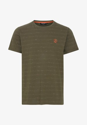 Olijfgroene katoenen t-shirt met korte mouwen, voorzien van een subtiele textuur en een klein oranje logo op de linkerborst.