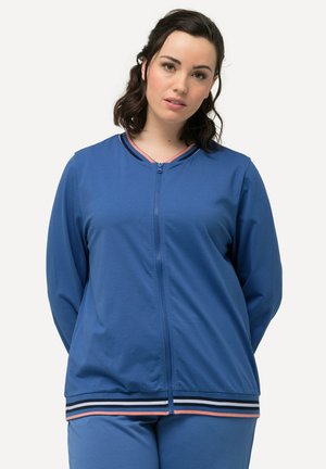 Leichte blaue Jacke mit Reißverschluss, mit einem gestreiften unteren Saum in Marineblau, Weiß und Pink. Glatte Textur, lässige Passform.