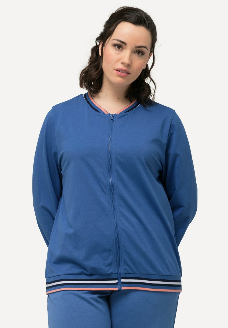 Giacca leggera blu con zip, con un orlo inferiore a righe blu navy, bianco e rosa. Tessuto liscio, vestibilità casual.