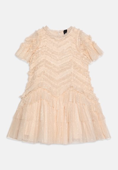 Kerge virsiku värvi kleit lühikeste varrukatega, volangilise tekstuuriga, siksakilise mustriga ja kihilise tülliseguga seeliku külge. Omab ümardatud kaelust ja tagumist sulgemist.