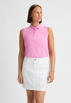 Ærmeløs lyserød polo-shirt med hvide accenter, kombineret med en hvid knælang nederdel. Glat stof med et subtilt mønster.