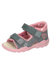 Graue und pinke Kindersandale mit zwei verstellbaren Klettverschlüssen, einer glatten Oberfläche, Herzmustern im Innenfutter und pinker Gummisohle.