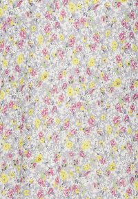 O tecido com estampa floral apresenta pequenas flores amarelas, rosas e brancas sobre um fundo cinza claro; textura suave com um padrão delicado.