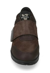 Scarpa con cinturino in velcro marrone, tomaia testurizzata, suola nera e logo "Valleverde" sulla linguetta in tessuto nero.