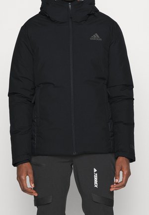 Černá prošívaná bunda s vysokým límcem, předním zipem a postranními kapsami. Na bundě je šedé logo Adidas a texturovaný povrch.