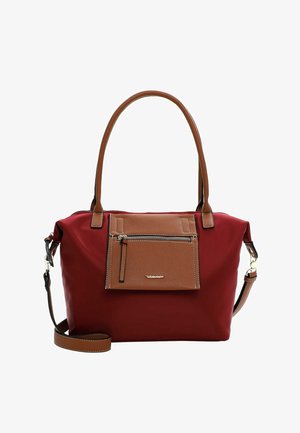 Rød nylon tote bag med brune læderdetaljer, en frontlomme med lynlås og to håndtag. Inkluderer en justerbar skulderrem.