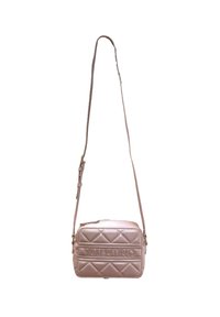 Borsa a tracolla imbottita rosa con tracolla regolabile e logo "VALENTINO" in rilievo sulla parte frontale. Caratterizzata da hardware dorato e chiusura con zip.