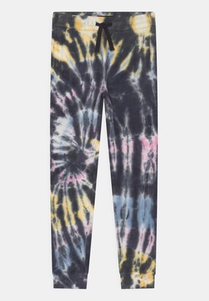 Spodnie dresowe tie-dye z czarnym ściągaczem, zdobione spiralnymi wzorami w kolorach czarnym, żółtym, niebieskim i różowym na miękkiej tkaninie.