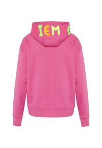 Sweat à capuche rose avec manches longues, poignets et ourlet côtelés, avec des lettres en bloc colorées imprimées à l'arrière de la capuche.