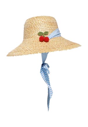 Strohhut mit breiter Krempe, verziert mit zwei roten Kirschen und grünen Blättern, und mit einem blau-weiß gestreiften Band gebunden.