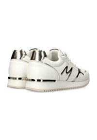 Bílé tenisky s metalickými stříbrnými akcenty, hladký kožený svršek, zaoblená špička a texturovaná podrážka. Na boku se nachází výrazné logo značky.