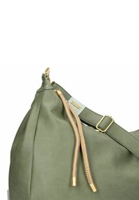 Bolso de cuero verde con una textura suave, que presenta herrajes dorados y detalles de cordón trenzado en naranja y gris. Incluye una correa ajustable.