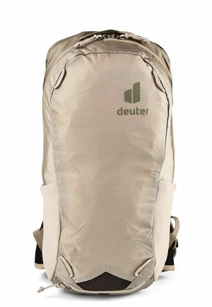 Beiger Deuter Rucksack mit vorderer Reißverschlusstasche, Mesh-Seitentaschen und Trageschlaufe oben, entworfen für Wandern oder den täglichen Gebrauch.