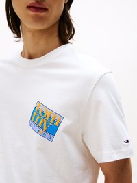 Witte katoenen T-shirt met een blauw en oranje rechthoekig logo op de linkerborst. Korte mouwen met een klein rood, wit en blauw accent op de mouw.