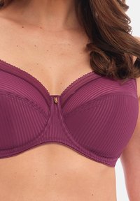 Sutiã roxo de aro com nervuras e detalhes em rendas, apresentando um elemento central em dourado e formato estruturado para suporte.