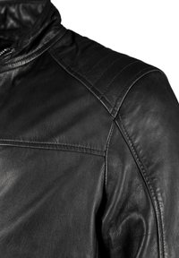 Svart läderjacka med en slät textur, kviltade axeldetaljer och en strömlinjeformad design. Har en hög krage och kontrasterande sömmar.