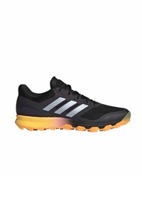 Zapatillas deportivas negras con parte superior de malla, marca de tres rayas plateadas y suela amarillo-naranja. Presentan un diseño ligero para mayor tracción.