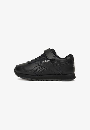 Czarny sneaker Reebok z gładką skórzaną cholewką, siateczkowymi wstawkami, sznurowaniem i zapięciem na rzep, z logo z tyłu i teksturowaną gumową podeszwą.