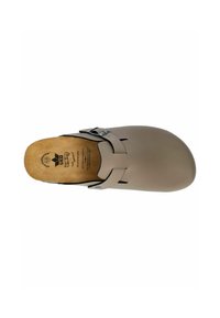 Beige Clogs mit einem glatten synthetischen Obermaterial, einer abgerundeten Zehe und einem einzelnen verstellbaren Schnallen-Detail. Kork-Innensohle mit geprägtem Branding.