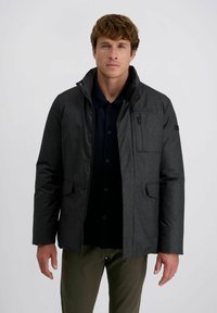 Dunkelgraue isolierte Jacke mit strukturiertem Design, Reißverschlusstaschen und hohem Kragen. Texturiert mit einem dezenten Muster. Verstellbare Manschetten.