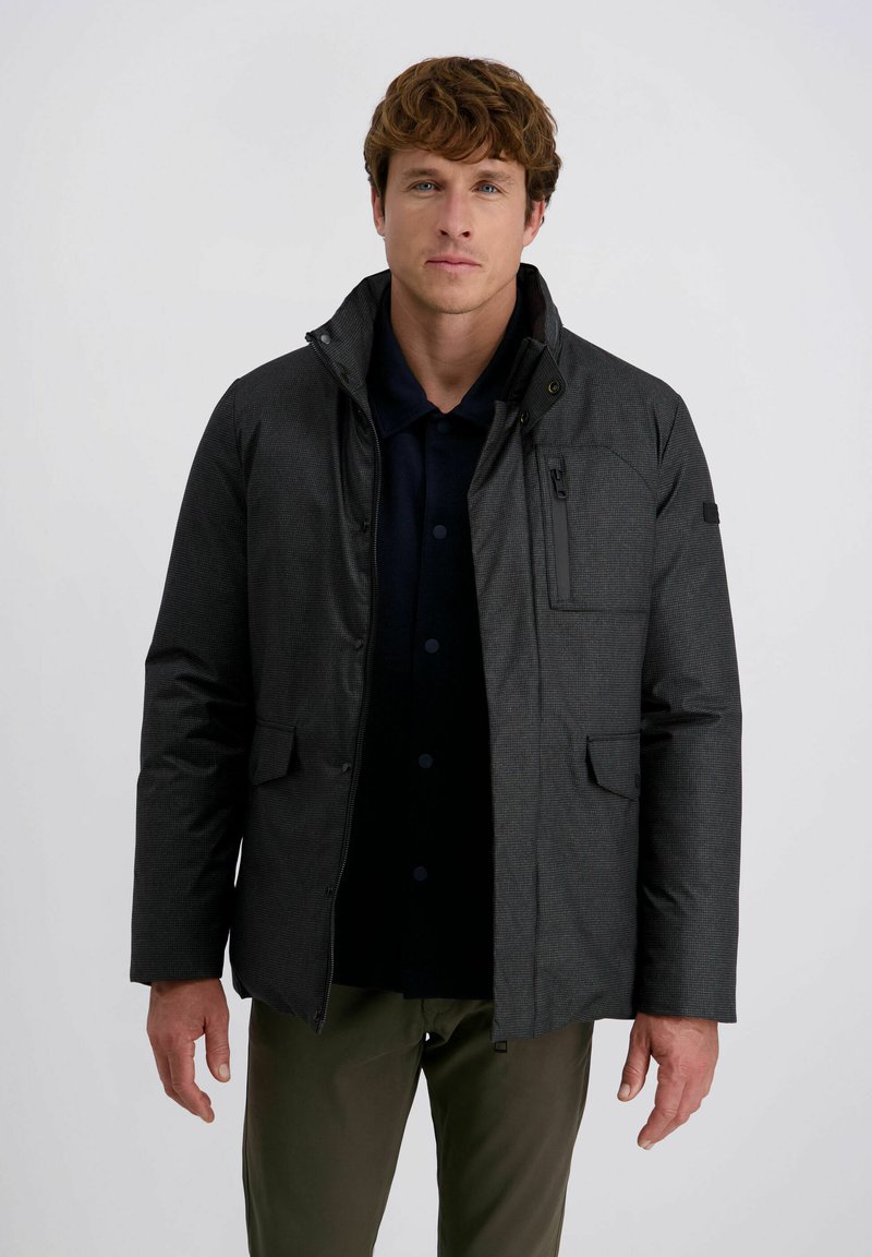 Dunkelgraue isolierte Jacke mit strukturiertem Design, Reißverschlusstaschen und hohem Kragen. Texturiert mit einem dezenten Muster. Verstellbare Manschetten.