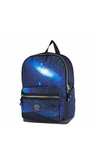 Rugzak met een galaxie-print in diepblauw en zwart, voorzien van een ritssluiting aan de voorkant en stoffen schouderbanden. Gemaakt van duurzaam materiaal.