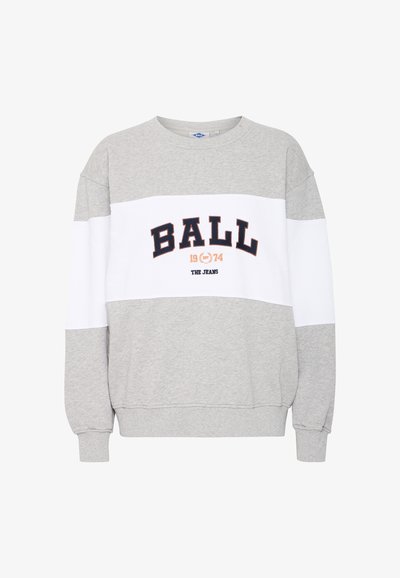 Felpa grigia e bianca con maniche lunghe, caratterizzata dalla scritta "BALL 1974 THE JEANS" in blu navy e arancione sul davanti. Tessuto morbido, vestibilità comoda.
