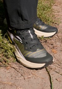 Salomon GENESIS  - Løpesko for mark - black/sulphur spring/orchid petal