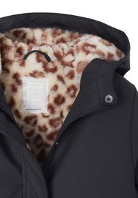 Schwarze Winterjacke mit Innenfutter aus Leopardenmuster und einem Etikett mit Symbolen für Name, Adresse und Telefonnummer im Kragen.