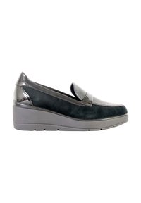 Scarpa nera slip-on con tomaia testurizzata, dettagli in vernice liscia e suola a zeppa. Presenta materiali a contrasto e una punta arrotondata.