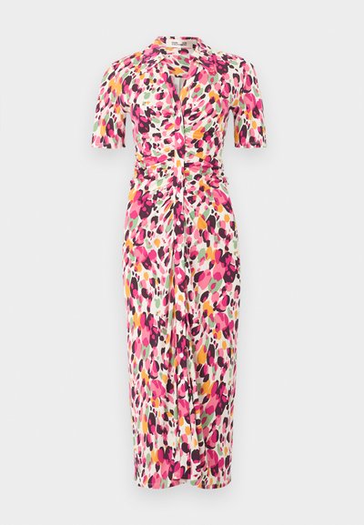 Rochie midi cu nasturi, mâneci scurte, talie strânsă și imprimeu floral abstract vibrant în nuanțe de roz, portocaliu, negru și verde.