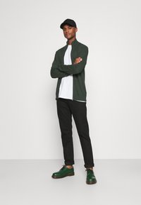 Selected Homme SLHBERG FULL ZIP - Casaco de malha - darkest spruce