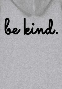 Felpa grigia con il testo "be kind." in grassetto, carattere corsivo nero. Il materiale sembra morbido e strutturato, con un cappuccio e senza altri dettagli visibili.