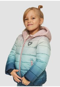 Padded jacket w gradientowych odcieniach niebieskiego, z jasnoróżowym kapturem, emblematem serca i zamkiem. Miękka tekstura i pikowany design.