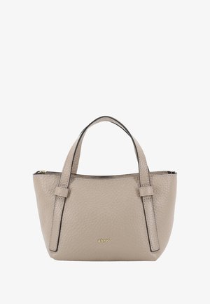 Sac à main en cuir gris avec deux poignées courtes, une fermeture éclair et une texture subtile. Présente un logo doré à l'avant.