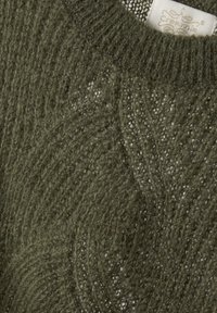 Stickad tröja i mörk olivgrön, med ett strukturerat mönster och en lös väv samt ribbad halsringning. Märket synligt inuti halsringningen.