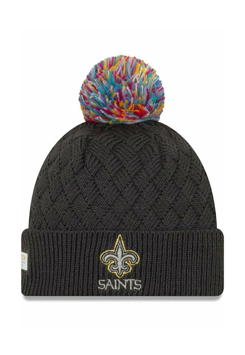 Beanie nero lavorato a maglia con un motivo tessuto testurizzato. Presenta un pompon multicolore in cima e un logo ricamato "SAINTS" in oro e bianco.