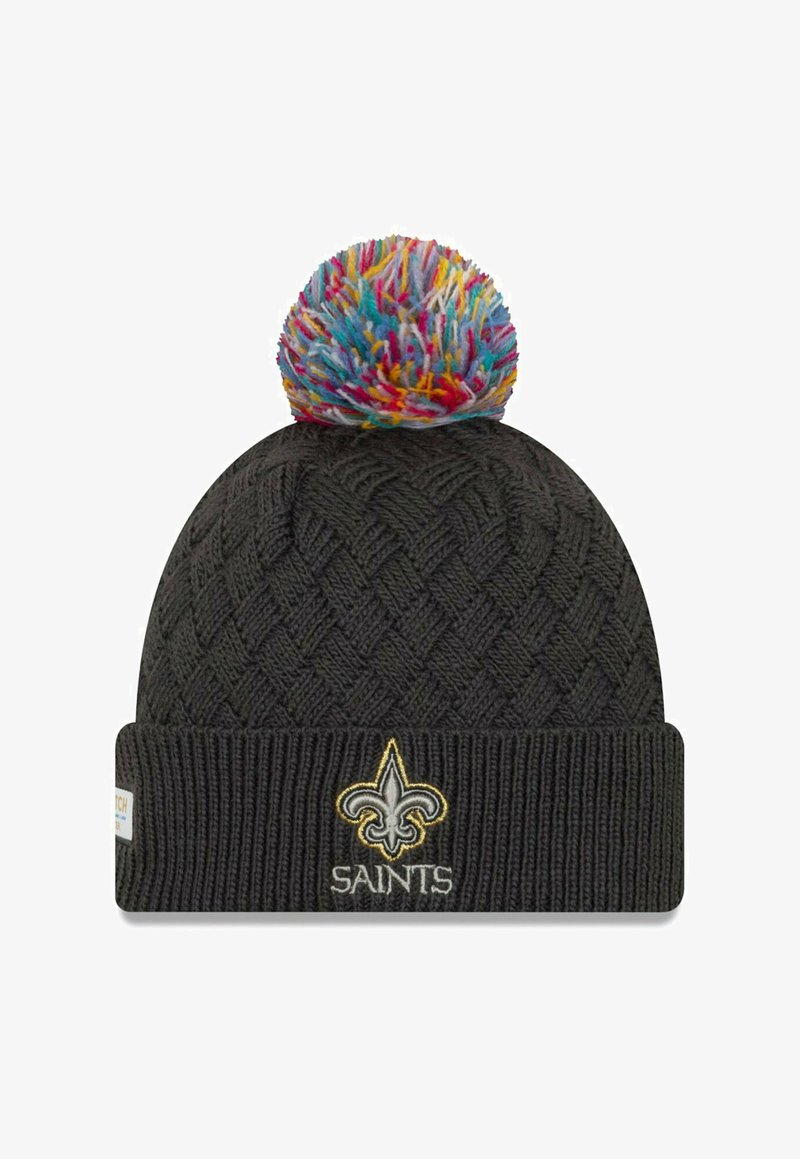 Schwarze Strickmütze mit einem strukturierten, gewebten Muster. Mit einem mehrfarbigen Pompon oben und einem gestickten "SAINTS"-Logo in Gold und Weiß.
