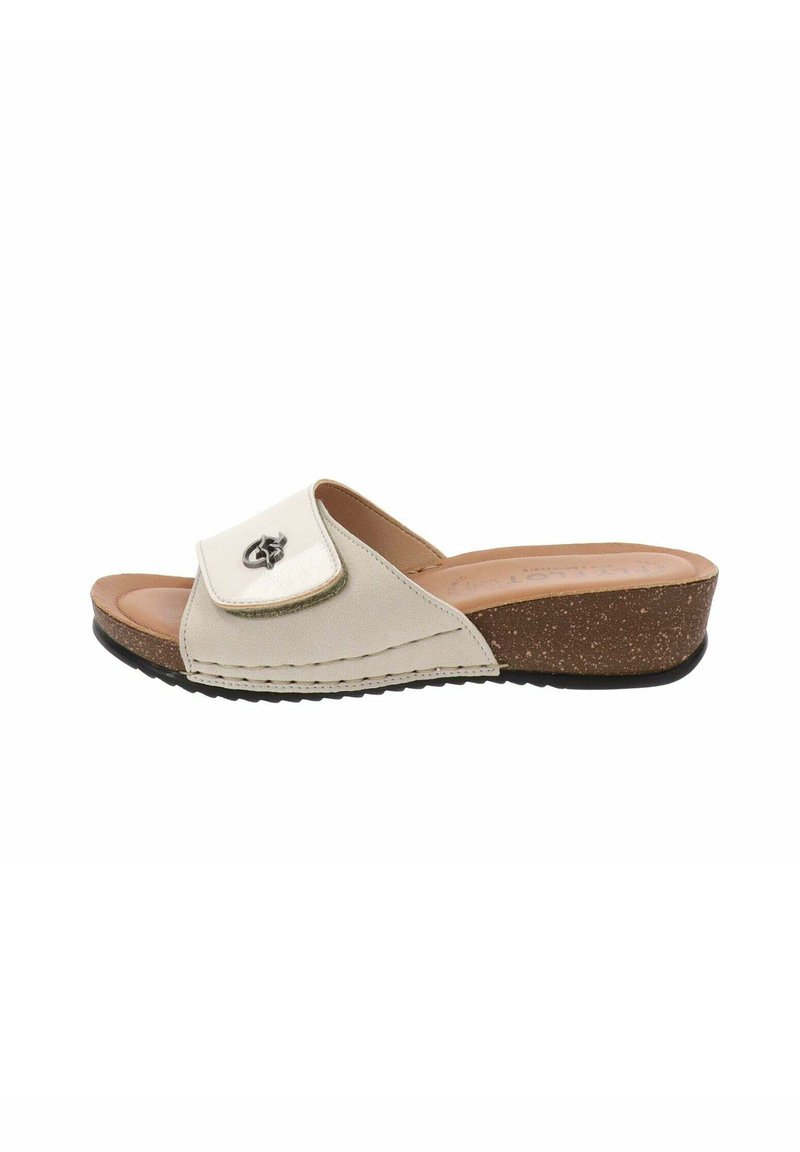 Sandale en cuir beige avec un dessus texturé, semelle intérieure rembourrée et semelle en liège en forme de coin. Elle présente un rabat décoratif avec un accent logo.