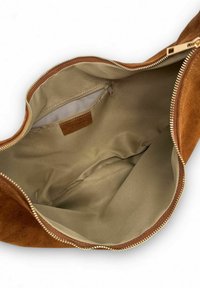 Sac à main en suède marron avec une doublure en tissu beige. Dispose d'une fermeture éclair et d'une poche zippée intérieure, permettant un rangement organisé.